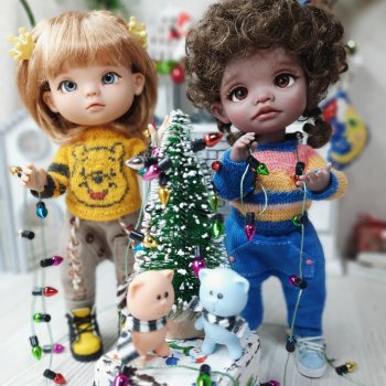 Котики и гирлянда