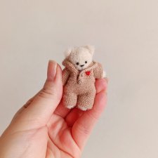 Мишка 5,5 см в одежде. Маленькая вязаная игрушка