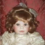 Коллекционная фарфоровая кукла от Мари Осмонд "Пышный Крем" 50 см.