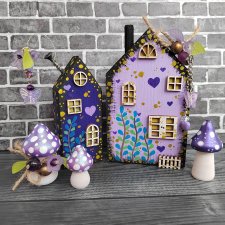 Домишки из дерева и грибочки в необычайном цвете.