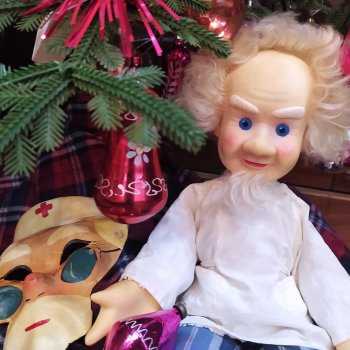 Добрый доктор Айболит, он под ëлочкой сидит...