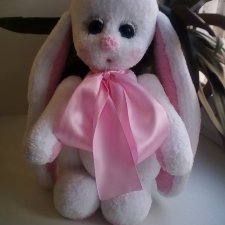 Милый,беленький зайчик