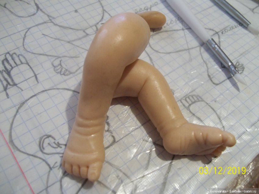 Процесс лепки малыша из полимерной глины или как "рождаются" малыши. Часть 3. Ноги (фото 7)