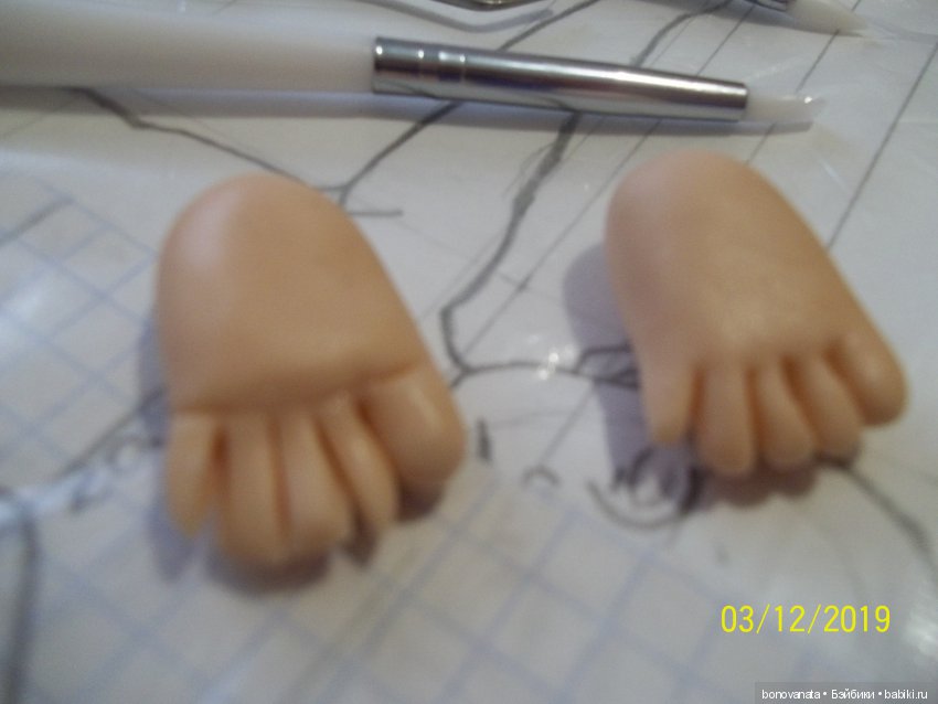 Процесс лепки малыша из полимерной глины или как "рождаются" малыши. Часть 3. Ноги (фото 4)