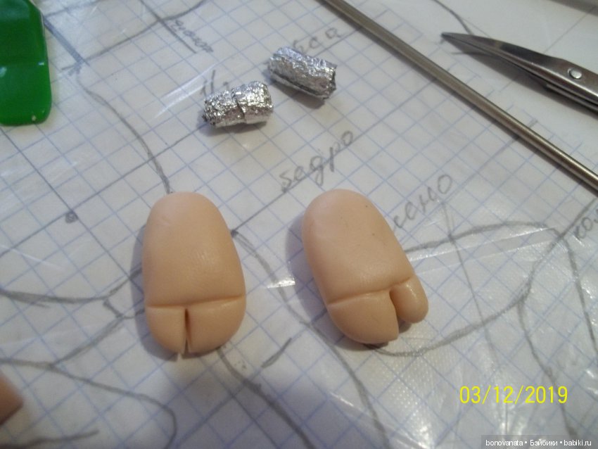 Процесс лепки малыша из полимерной глины или как "рождаются" малыши. Часть 3. Ноги (фото 3)