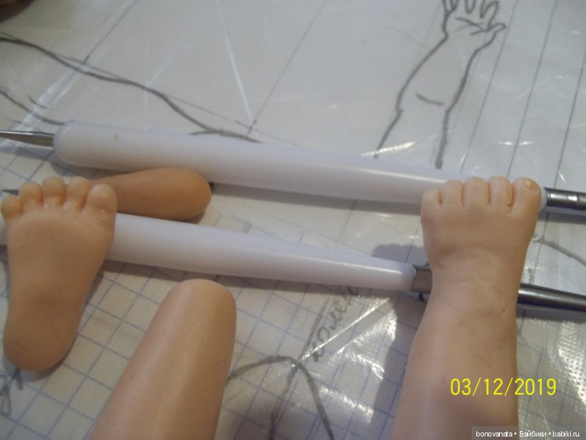 Процесс лепки малыша из полимерной глины или как "рождаются" малыши. Часть 3. Ноги (фото 5)