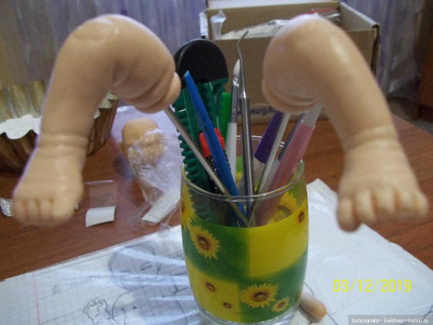 Процесс лепки малыша из полимерной глины или как "рождаются" малыши. Часть 3. Ноги (фото 8)