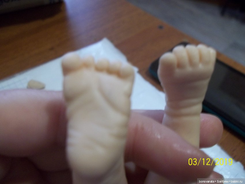 Процесс лепки малыша из полимерной глины или как "рождаются" малыши. Часть 3. Ноги (фото 6)