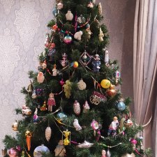 Наверху звезда, бусы в два ряда... Пусть не гаснет елка, пусть горит всегда