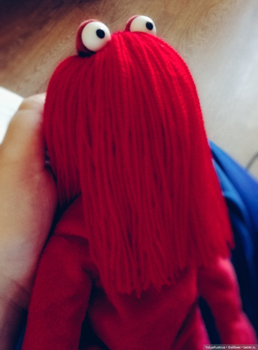 Красный на руках