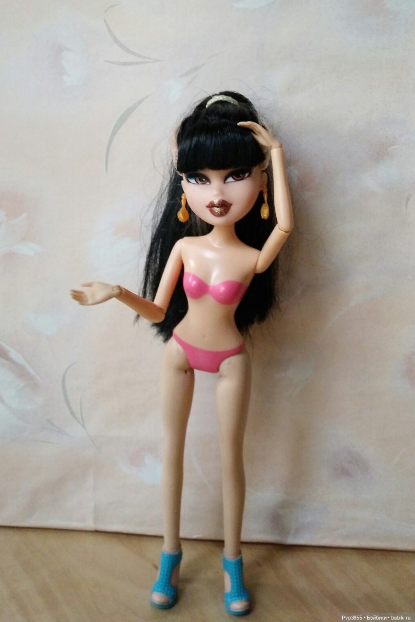 Необычную, немного странную Братц "откопала" на блошином рынке