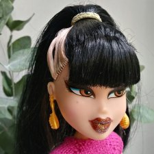 Необычную, немного странную Братц "откопала" на блошином рынке