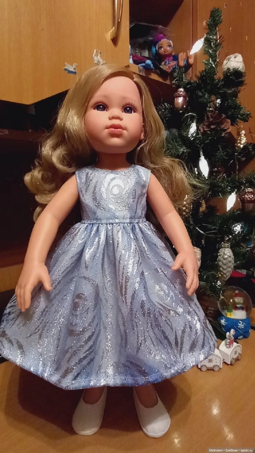 Герда и Настенька у Новогодней ёлочки (фото 2)