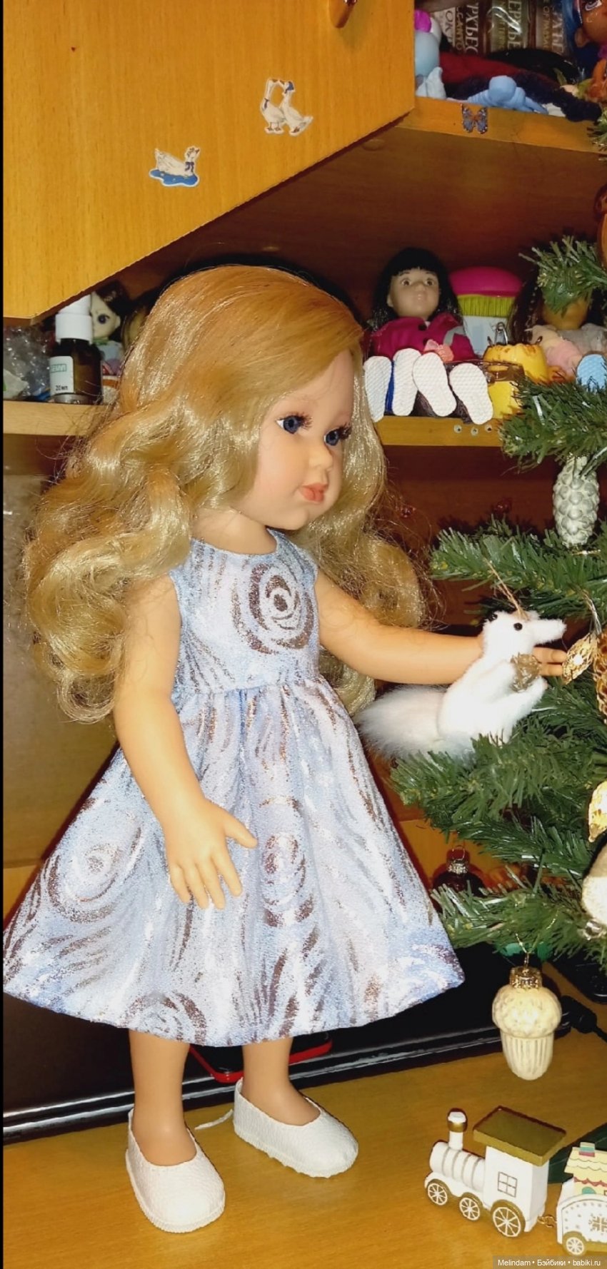 Герда и Настенька у Новогодней ёлочки (фото 3)