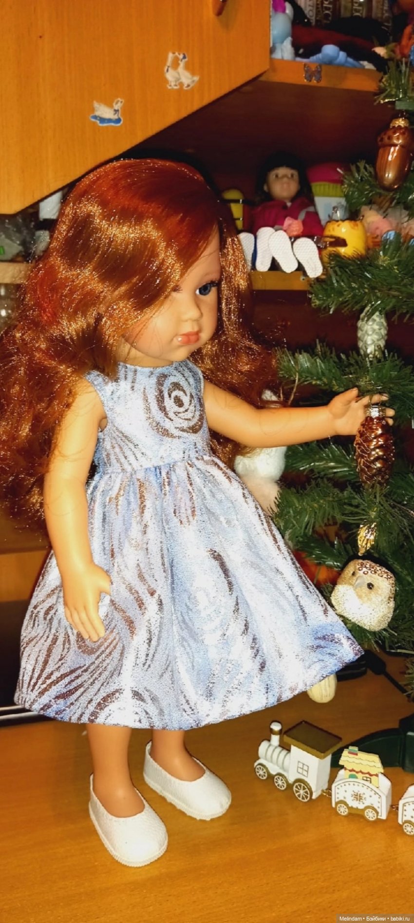 Герда и Настенька у Новогодней ёлочки