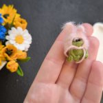 Лягушка, миниатюрная вязаная игрушка