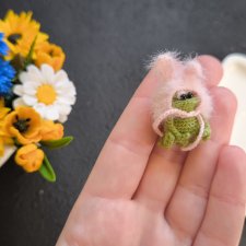 Лягушка, миниатюрная вязаная игрушка