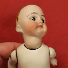 Подскажите, пожалуйста, как правильно установить  голову кукле