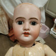 Помогите пожалуйста узнать производителя куклы