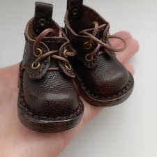 Много обуви на паол