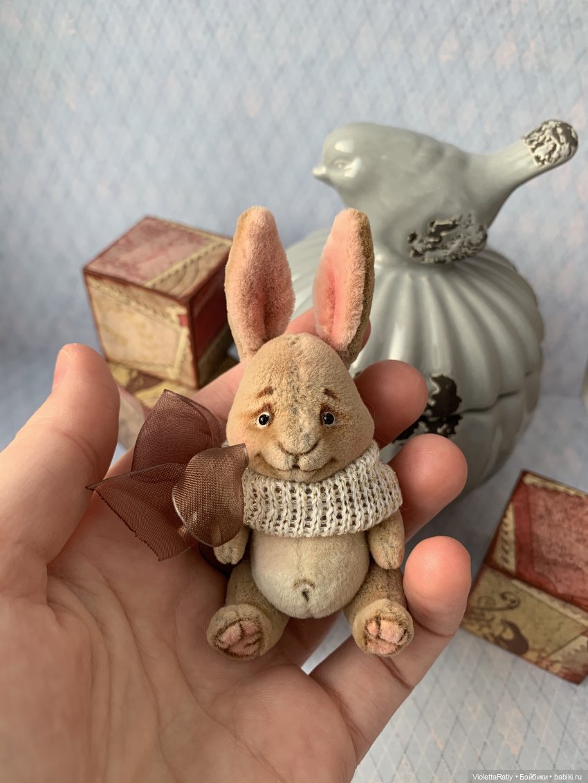 Приедет в таком шарфике.