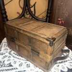 Винтажный деревянный чемоданчик - переноска для антикварных и винтажных кукол