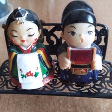Две куколки на скамеечке из Кореи