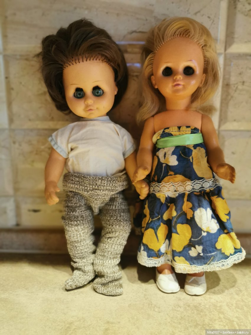 У блондиночки были серьги из бисера. У брюнетки родная кофточка.