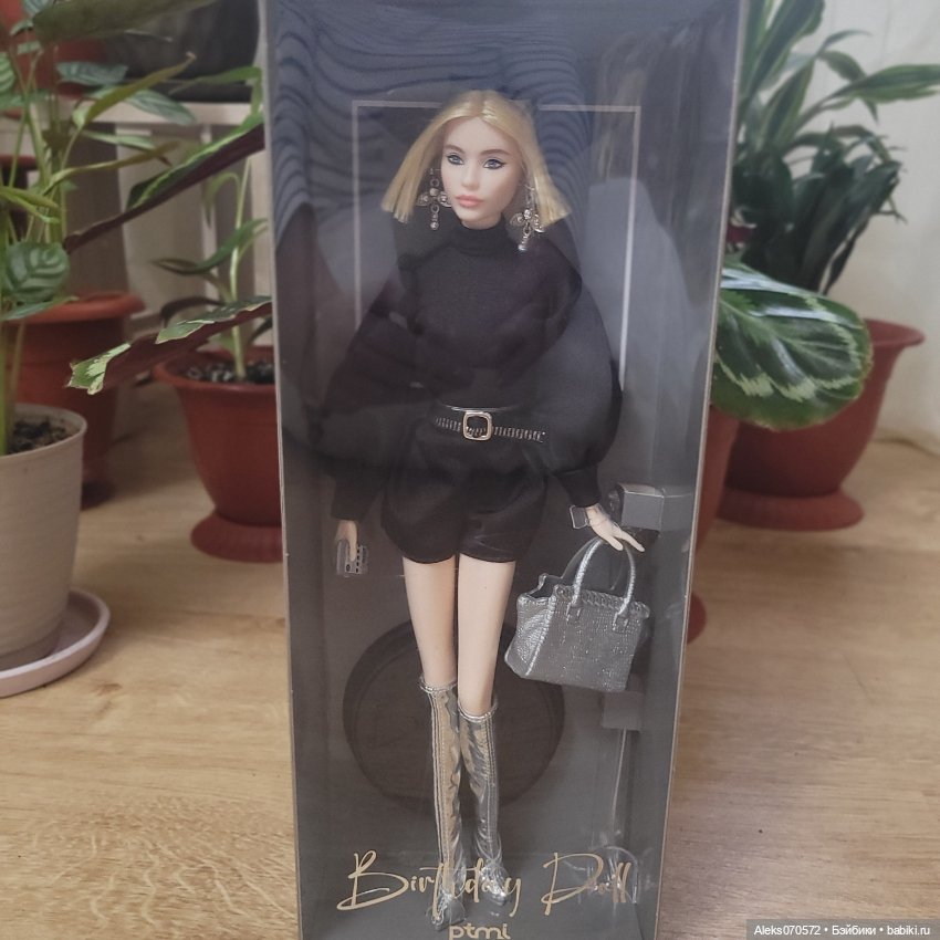 Распаковка и обзор Barbie Birthday Doll 2023 Vogue Black. Мое возвращение в прошлое (фото 2)
