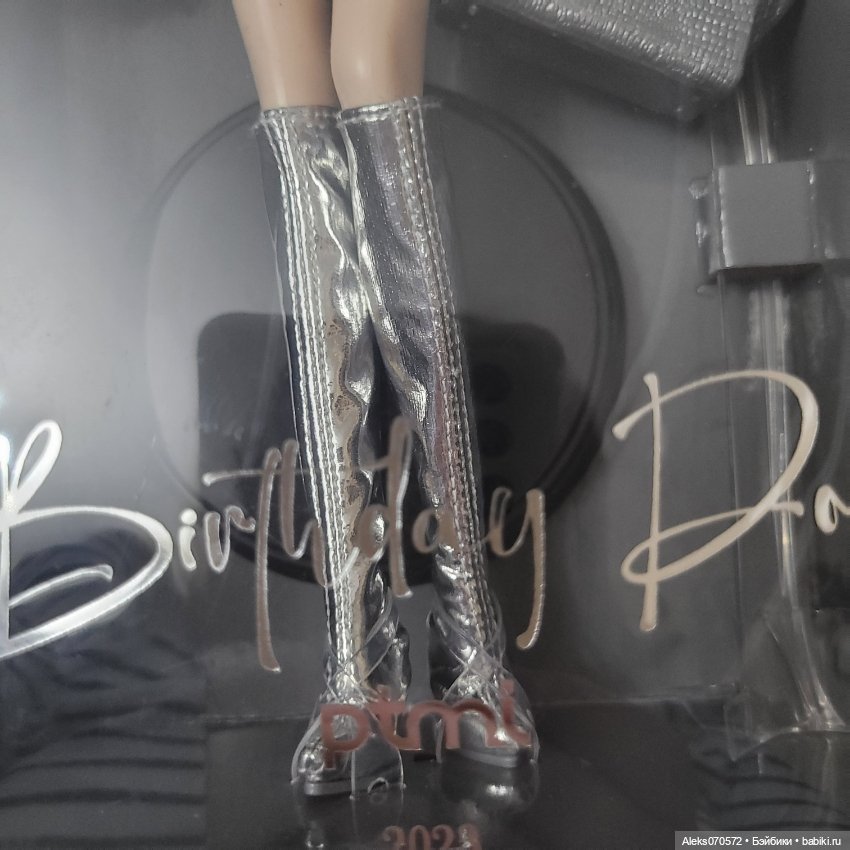 Распаковка и обзор Barbie Birthday Doll 2023 Vogue Black. Мое возвращение в прошлое (фото 8)