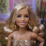 Barbie the movie  в золотом комбинезоне