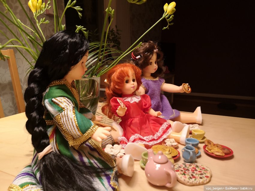 Вот сидят три девицы и пируют