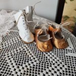 Золотые туфли и белые ботинки для куклы
