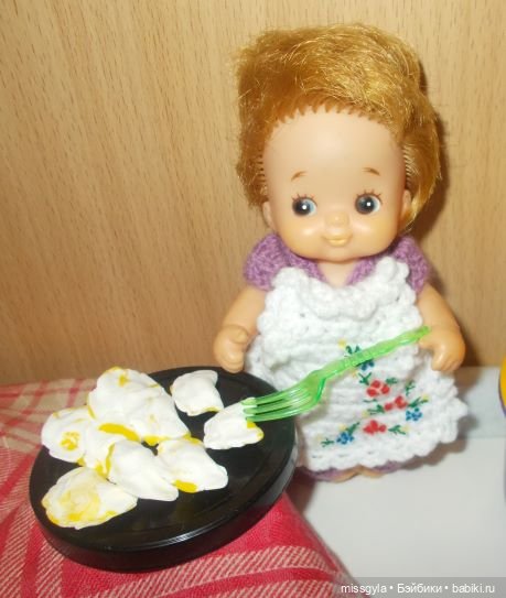 Николь на кухне