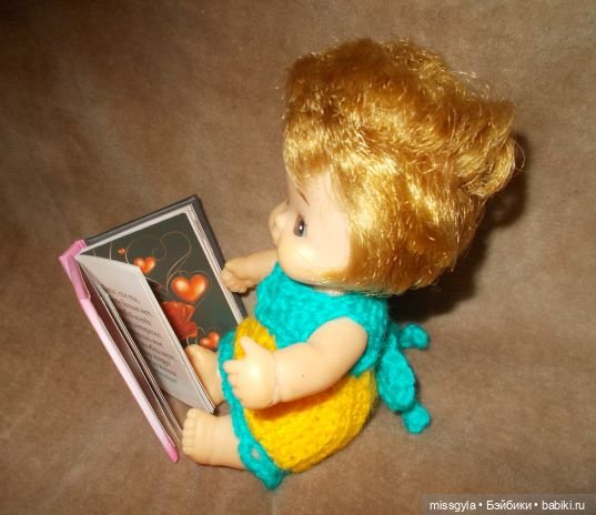 Николь с книжкой