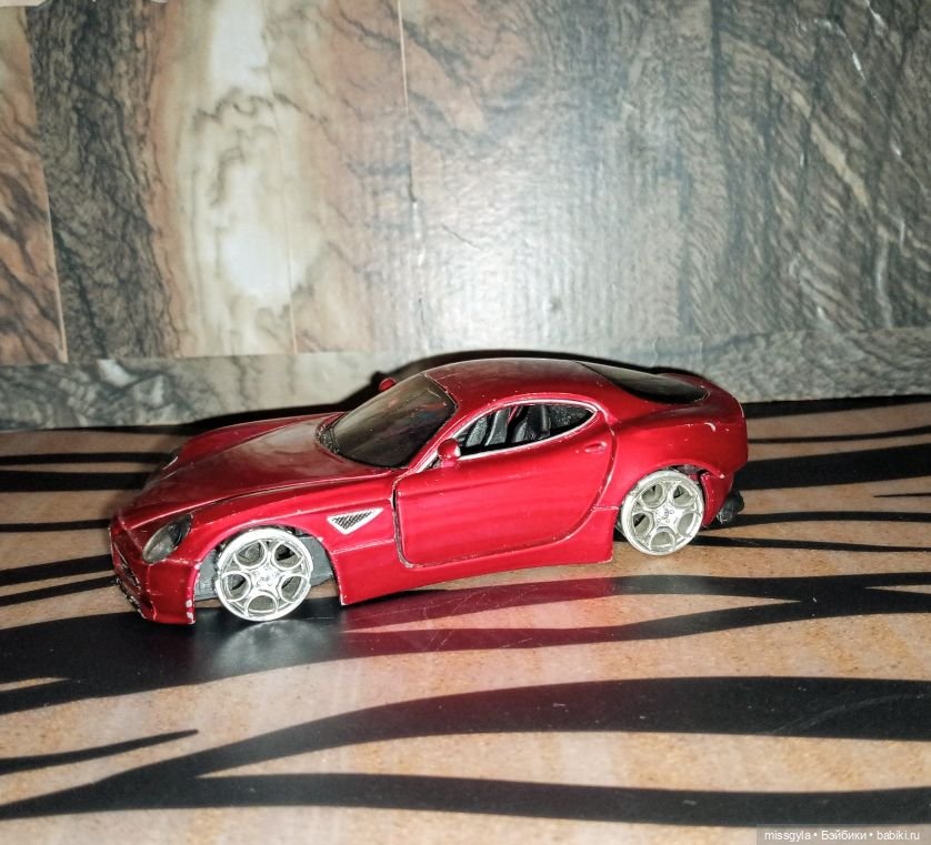 масштаб 1:32 (Alfa Romeo 8C Competizione)