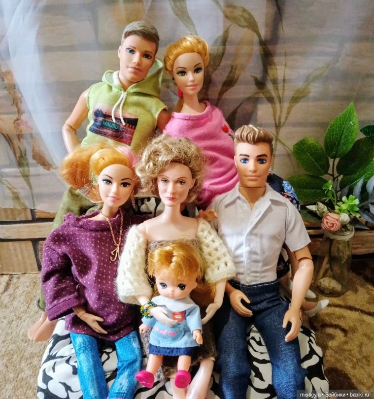 Международный День Семьи — Коллекции игровых кукол (Playline): фото полок (фото 2)