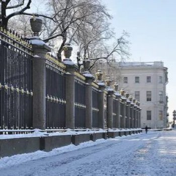 И в Летний сад гулять водил ...