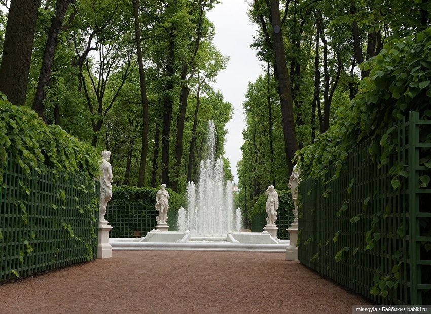 И в Летний сад гулять водил