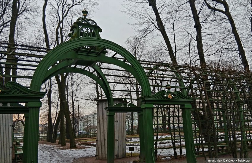 И в Летний сад гулять водил