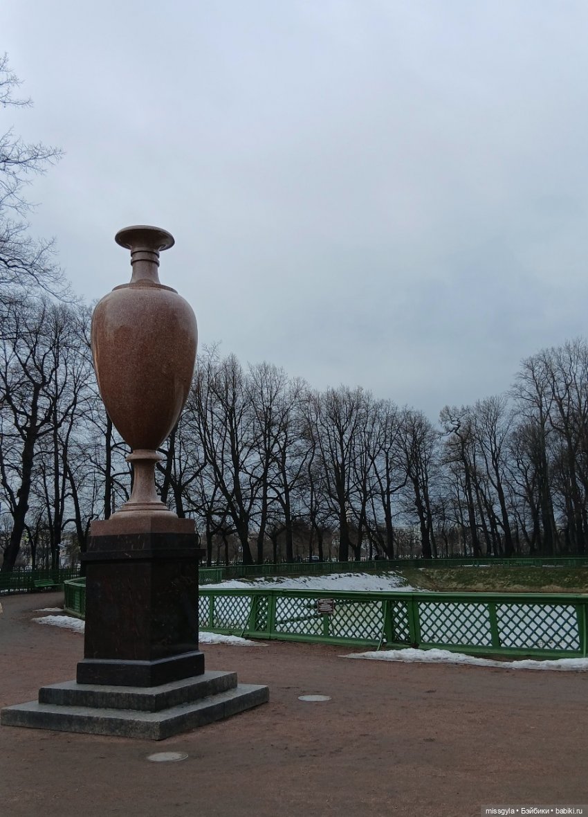 И в Летний сад гулять водил