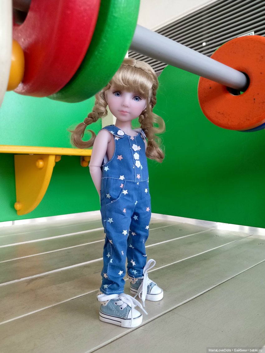 В ожидании поезда — Куклы Ruby Red (Руби Ред) Fashion Friends: Siblies (фото 7)