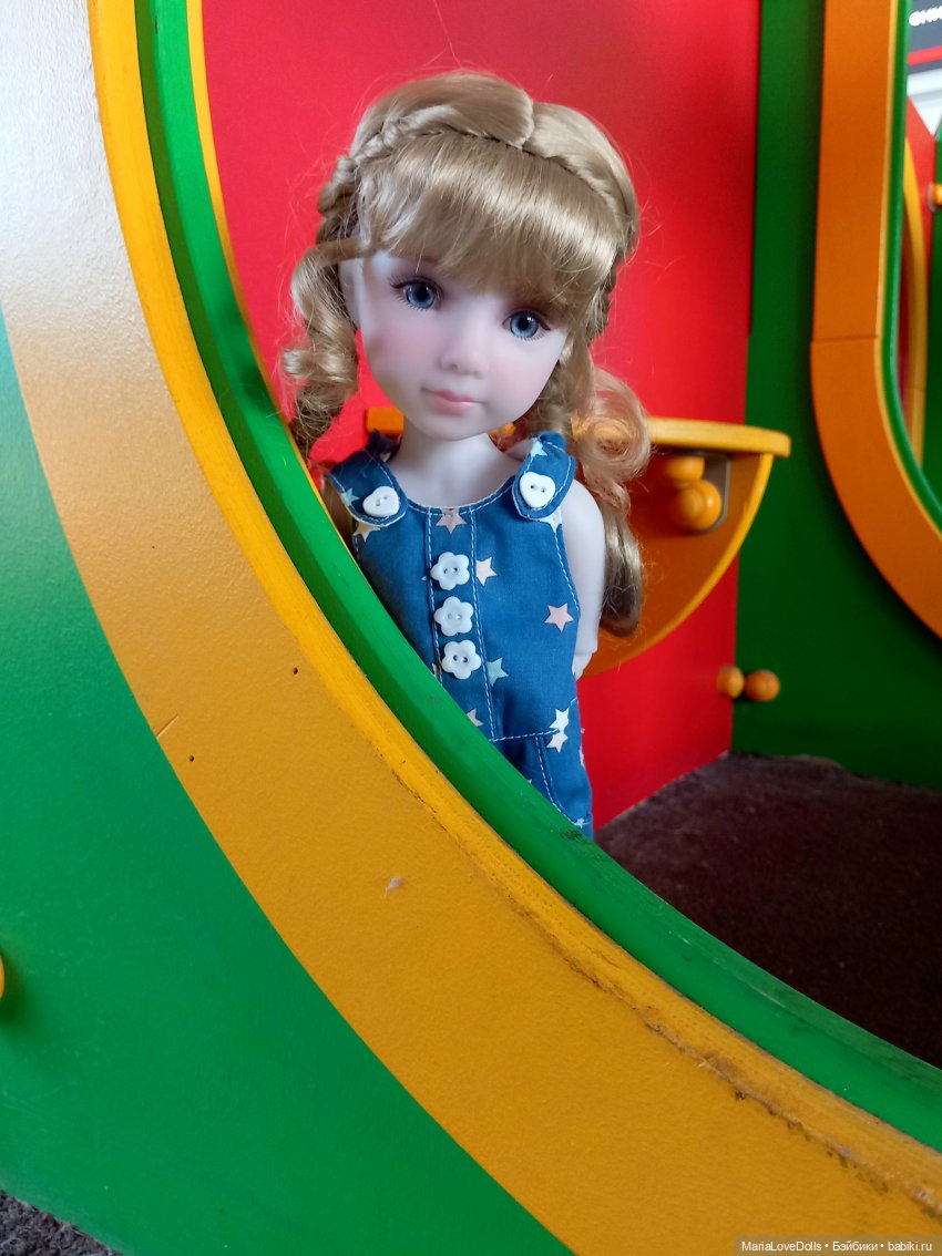 В ожидании поезда — Куклы Ruby Red (Руби Ред) Fashion Friends: Siblies (фото 8)