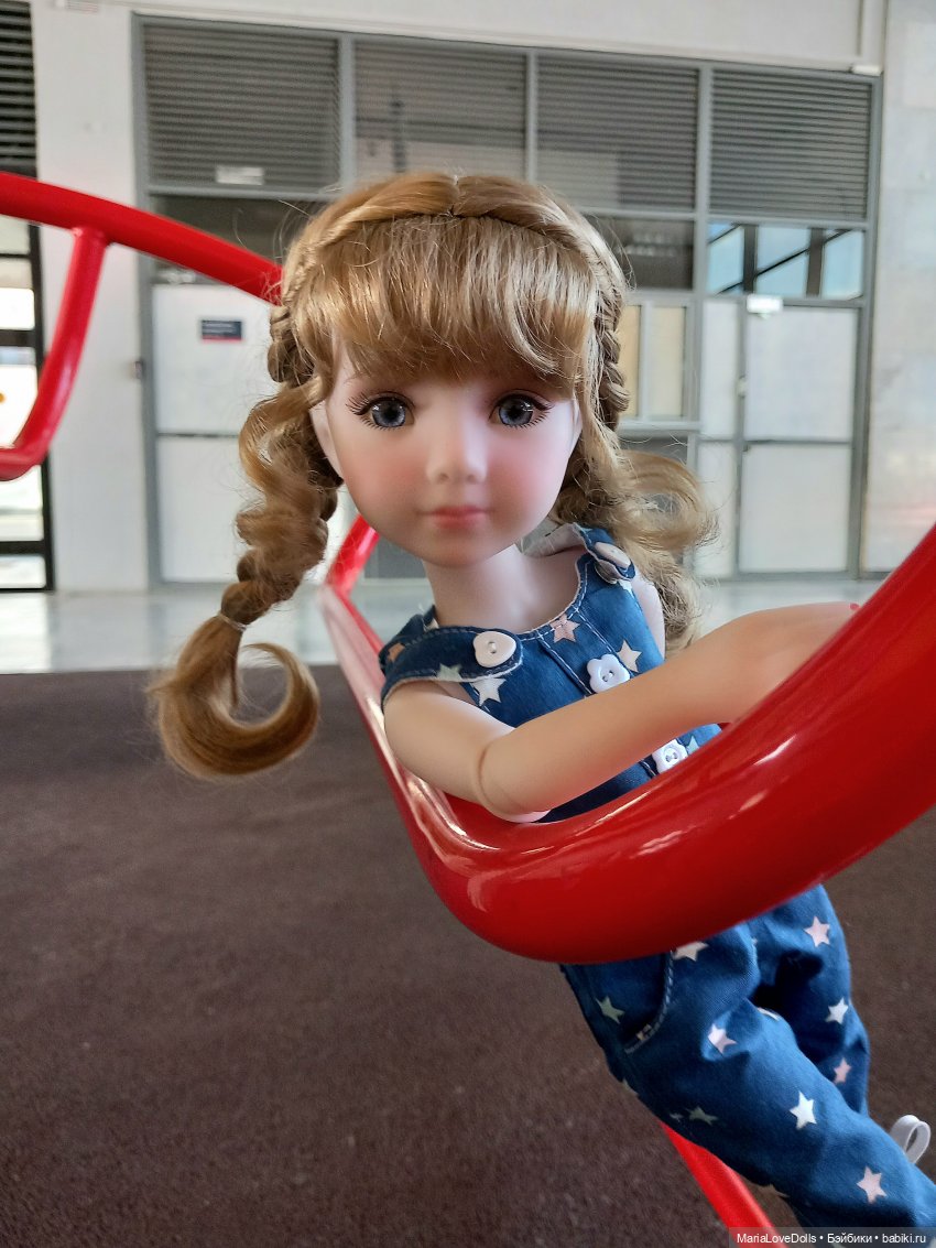 В ожидании поезда — Куклы Ruby Red (Руби Ред) Fashion Friends: Siblies (фото 6)