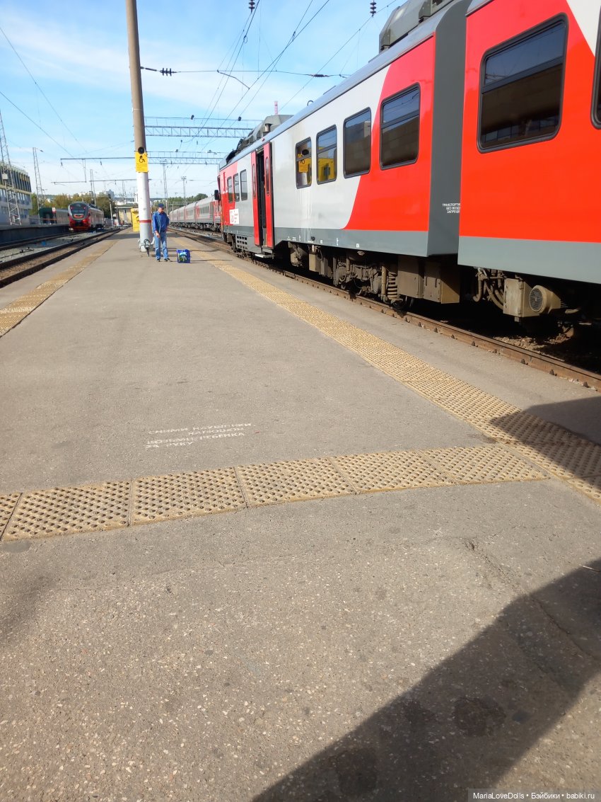 В ожидании поезда — Куклы Ruby Red (Руби Ред) Fashion Friends: Siblies