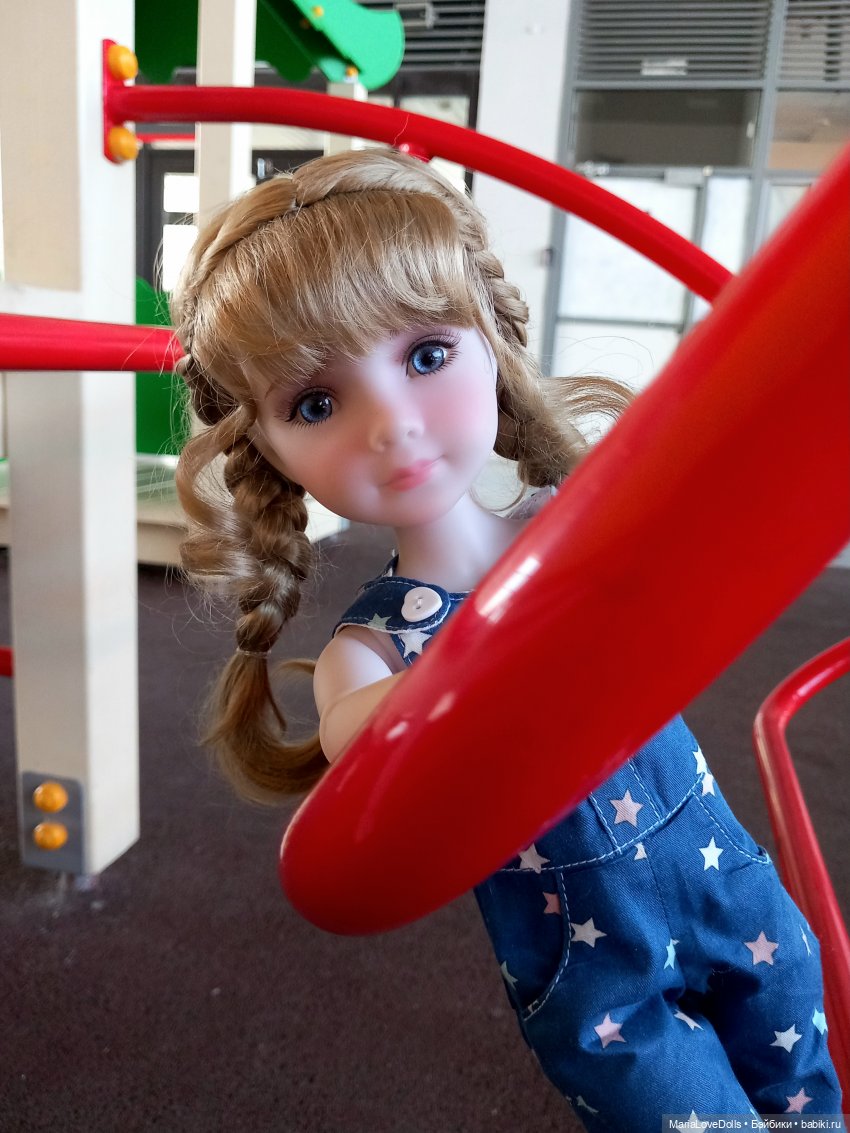 В ожидании поезда — Куклы Ruby Red (Руби Ред) Fashion Friends: Siblies (фото 9)