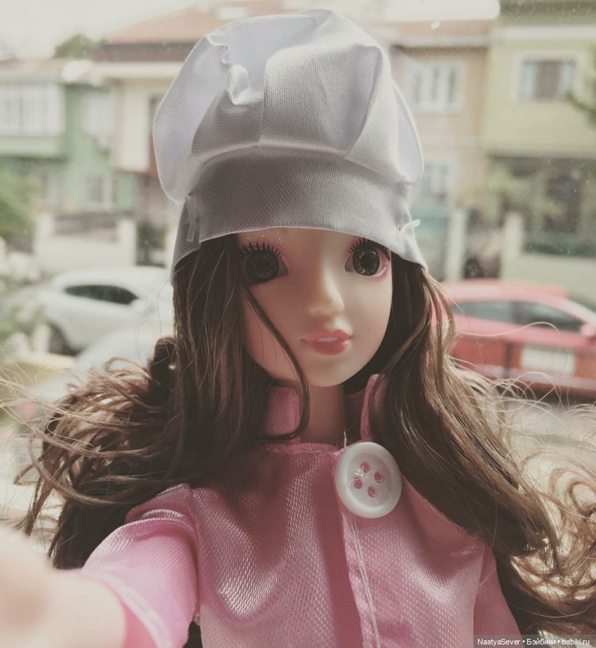 Вот изначальное фото моей куклы в полном аутфите.Нашла в интернете