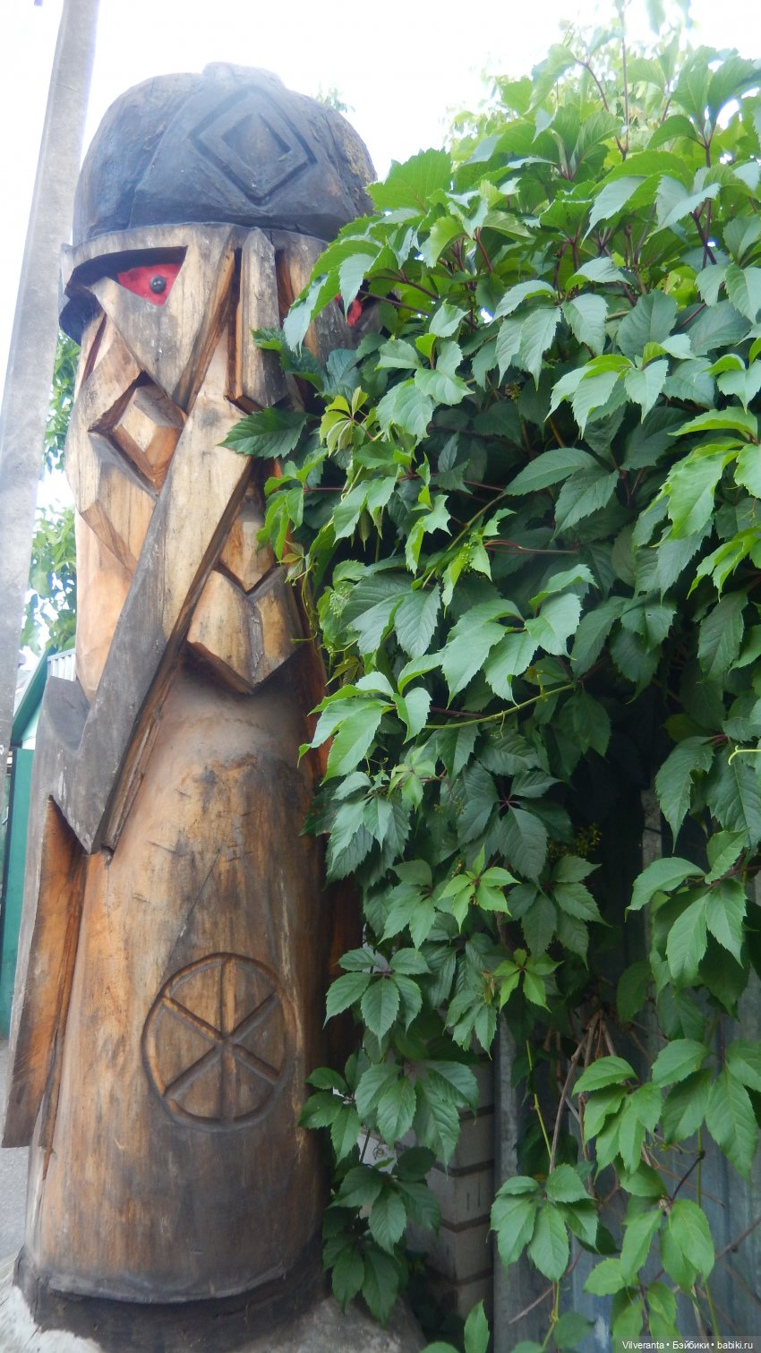 Ирэн и деревянные статуи. Прогулка