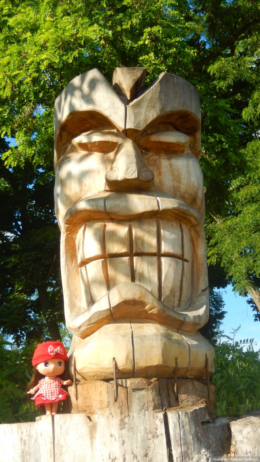 Ирэн и деревянные статуи. Прогулка