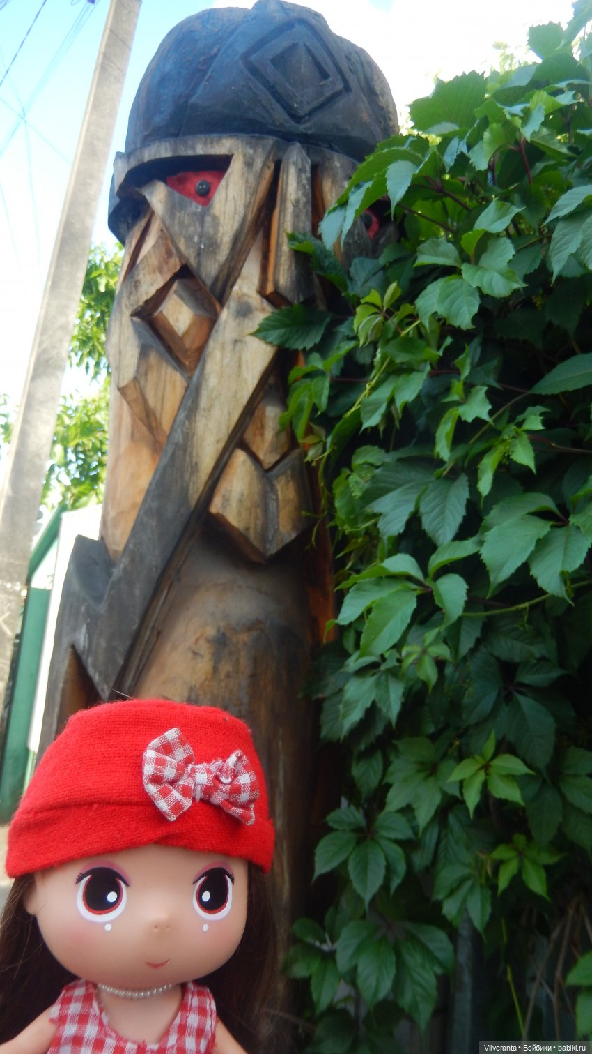 Ирэн и деревянные статуи. Прогулка